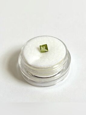 FOR LOCKET: Square-cut peridot